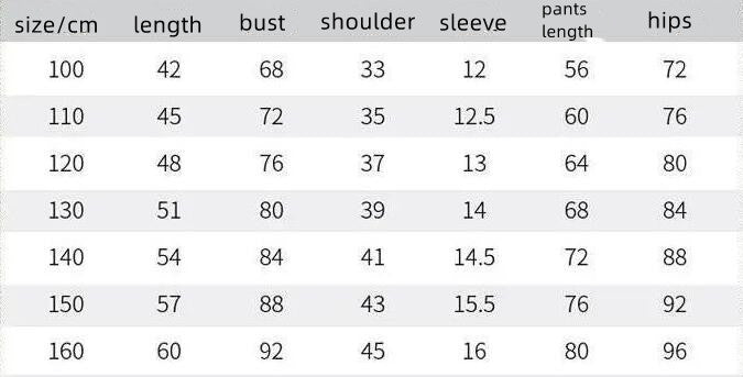 Two girls wearing a summer plaid pants short sleeve suit, one with a white T-shirt and the other with a black T-shirt, both in checkered black and white pants, paired with hats and white sneakers.